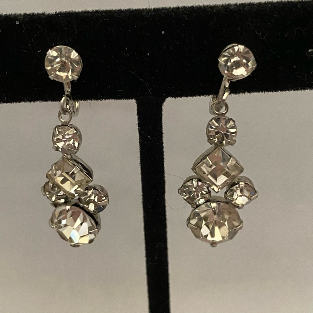 Vintage silver tone screw back earrings with clear rhinestone drops - Picture 1 of 3